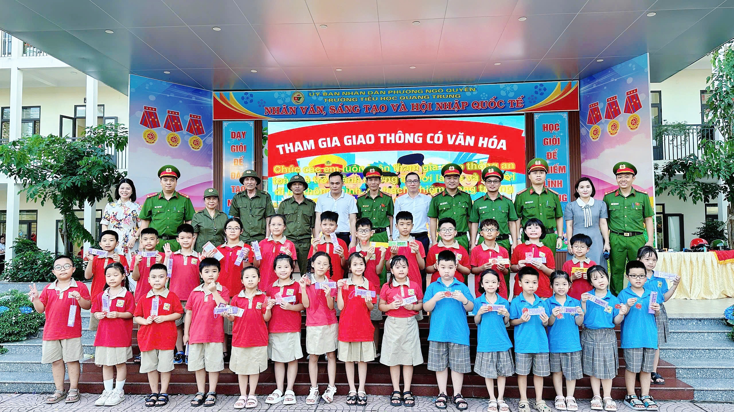 Tuổi trẻ Công an phường Ngô Quyền đẩy mạnh tuyên truyền, phổ biến pháp luật về an toàn giao thông cho học sinh tiểu học